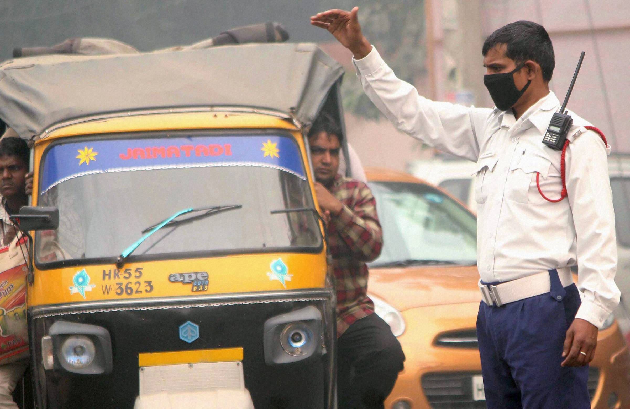 Gurgaon: A traffic policeman wears a pollution mask due to smog and air pollution in Gurgaon on Wednesday following Diwali celebrations. (Source: PTI)